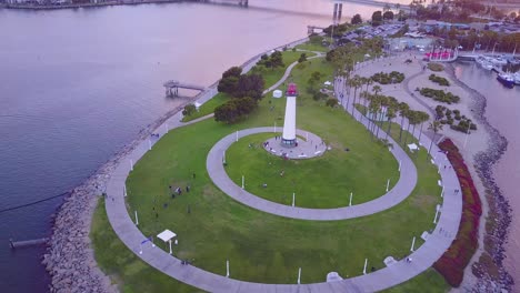 imágenes aéreas de drones que capturan el faro del león en el puerto de long beach