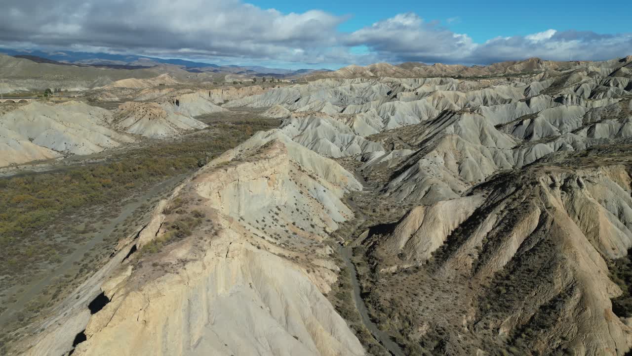 Calanchi e paesaggio cinematografico nel deserto di Tabernas, Almeria, Andalusia, Spagna - Ripresa aerea