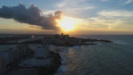 puesta de sol zumbante en puerto rico sobre condado