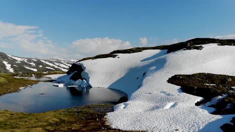 paisaje acuático nevado en noruega desde arriba: drone 4k