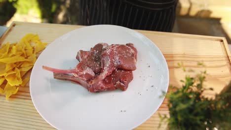 preparación de chuletas de cordero crudas
