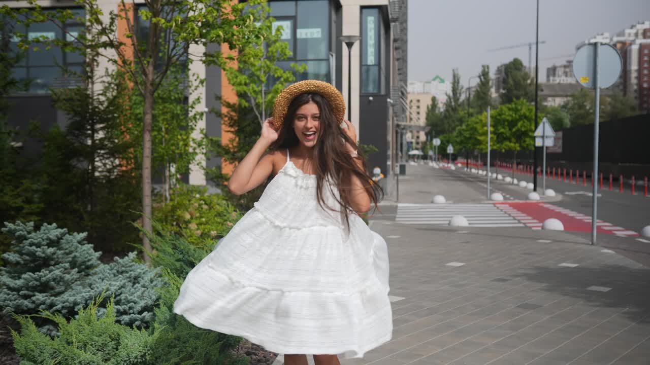 드레스 와  모자 를 입은 행복 한 여자