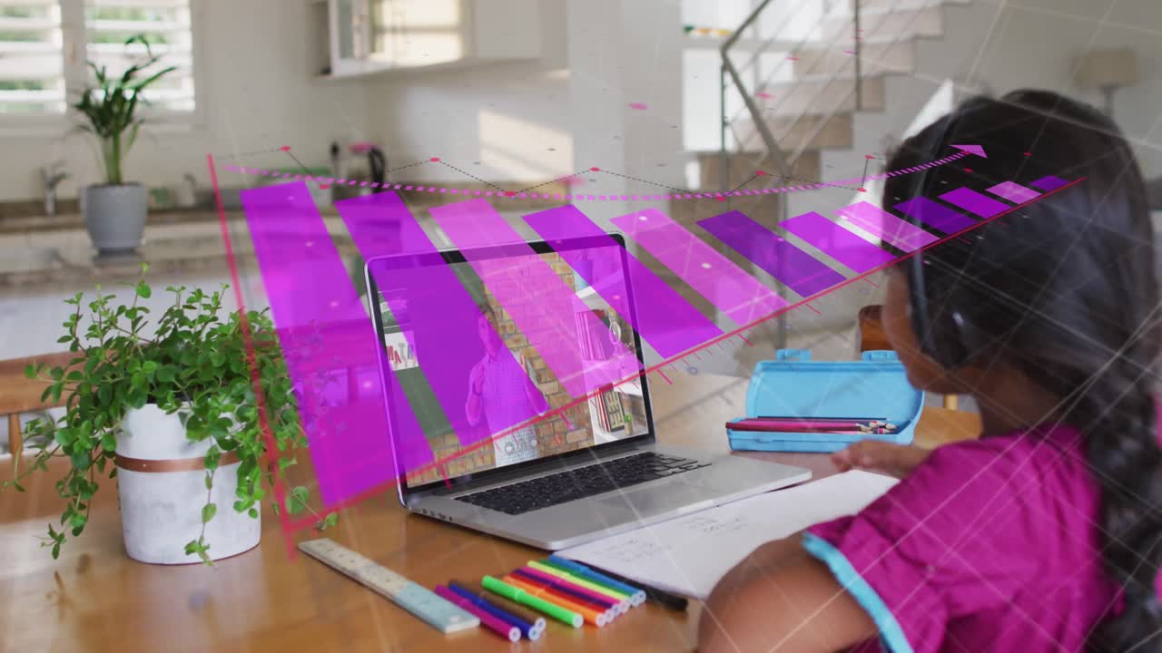 animación del procesamiento de datos financieros sobre una estudiante biracial