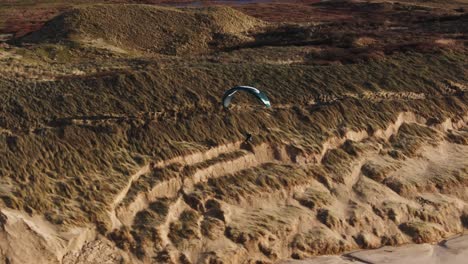 el parapente sobre las dunas de arena