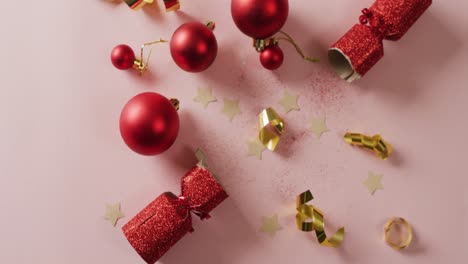 Video-Von-Weihnachtskugeln,-Dekorationen-Und-Weihnachtsgeschenken-Auf-Rosa-Hintergrund