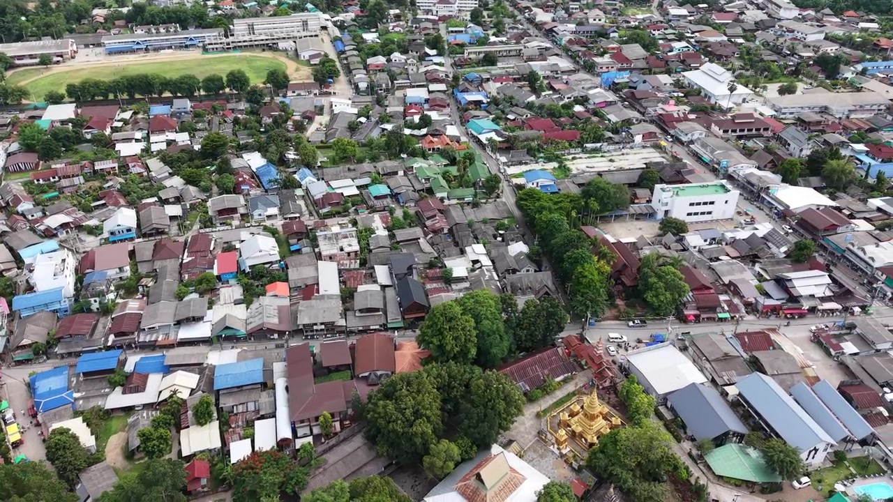 Rekaman udara Pai, sebuah kota pegunungan populer di Provinsi Mae Hong Son, Thailand utara, menampilkan lembah-lembah subur, pemandangan indah, dan pedesaan yang damai