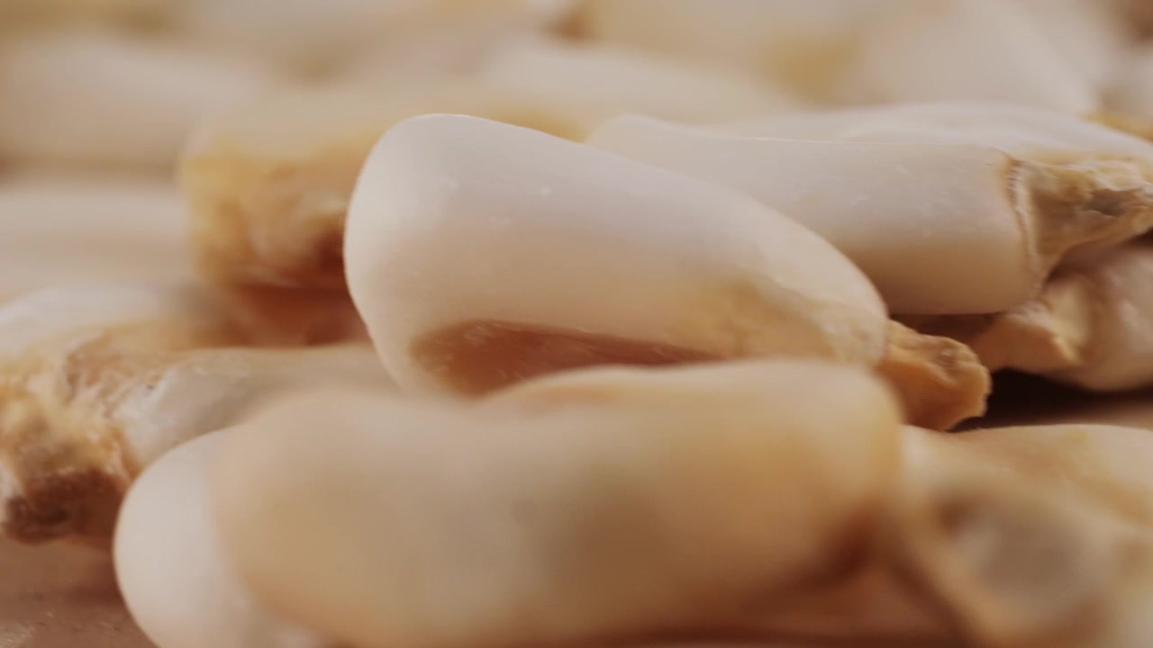 Scatto macro ravvicinato di spicchi d'aglio pelati