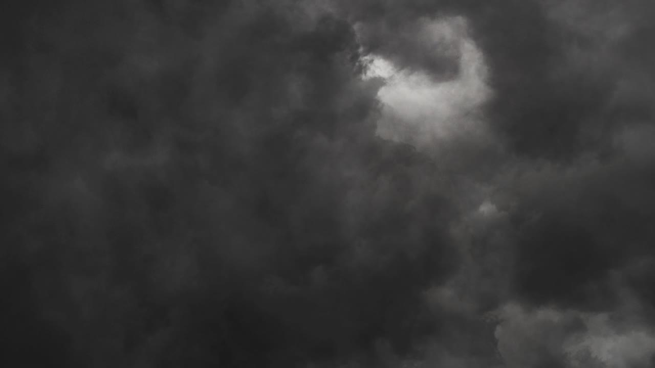 fuerte tormenta en el cielo oscuro