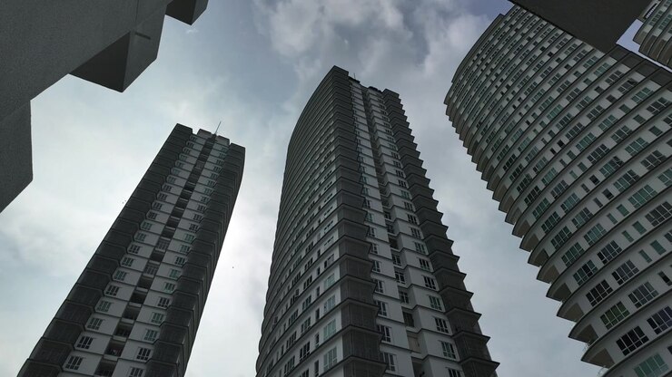 Time lapse di nuvole con edifici