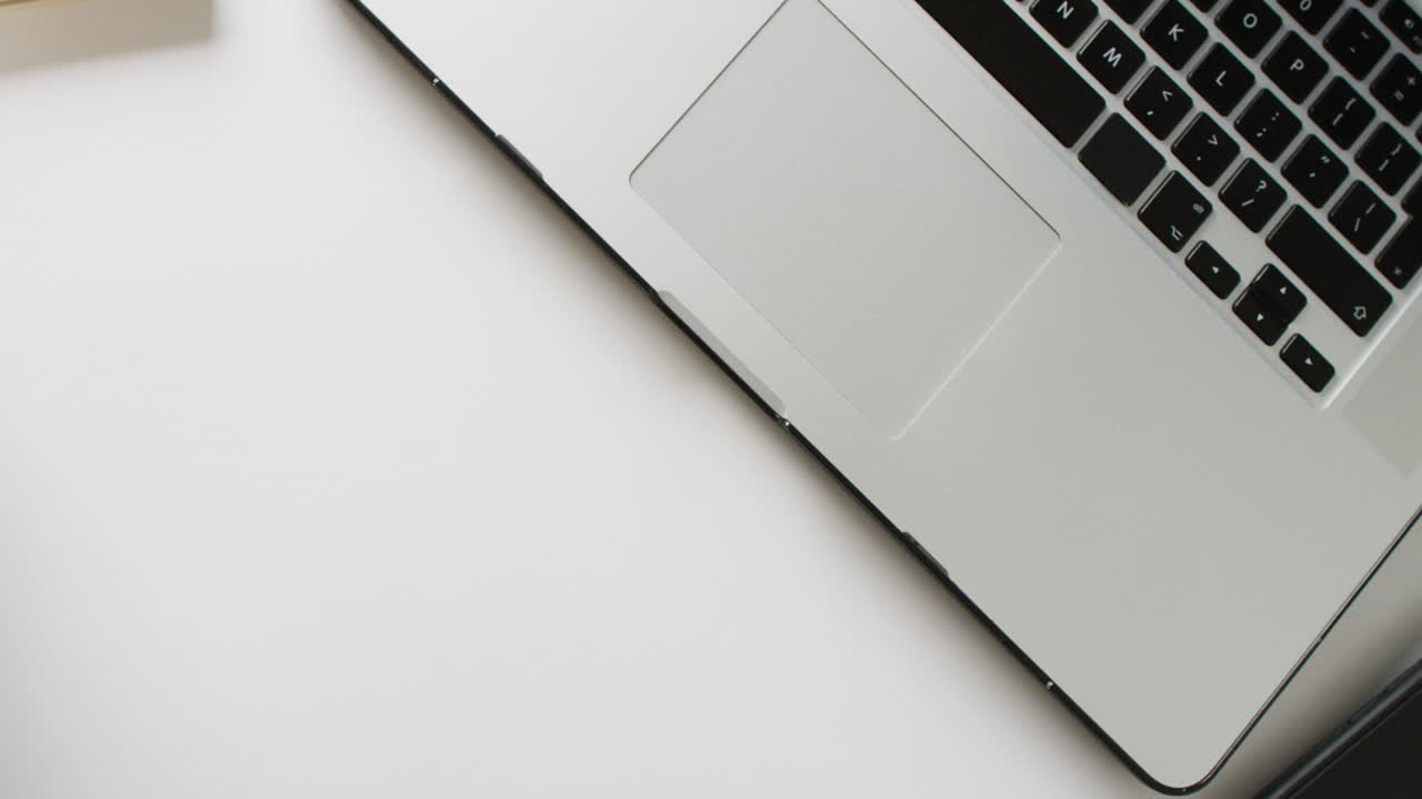 video de portátil con café, portátil y teléfono inteligente, en fondo blanco con espacio para copiar