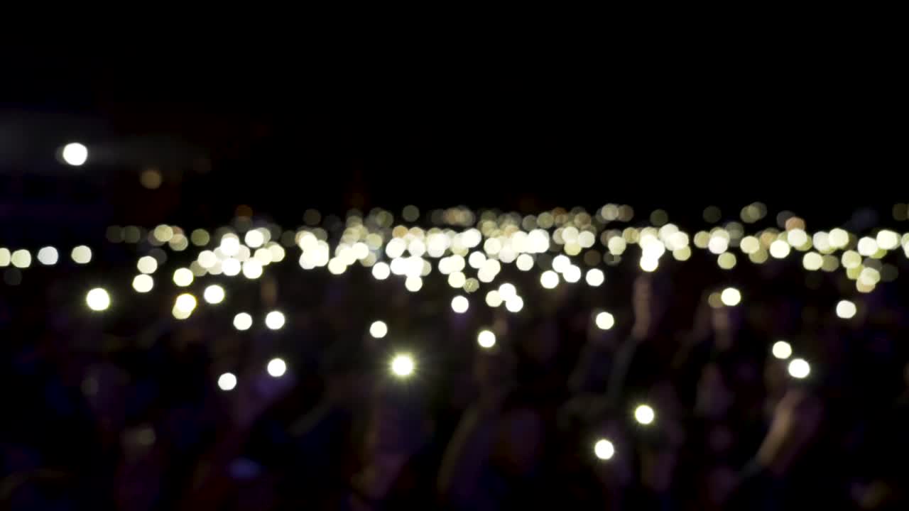 multitud de conciertos con luces de teléfono