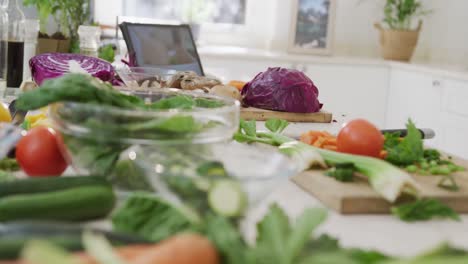 cerca de la cocina con verduras y tableta en el mostrador