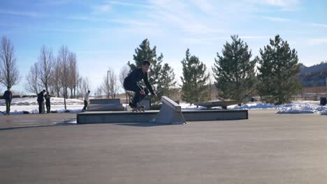 Varial-Kickflip-Frontside-Lip-Slide-Auf-Einem-Rail