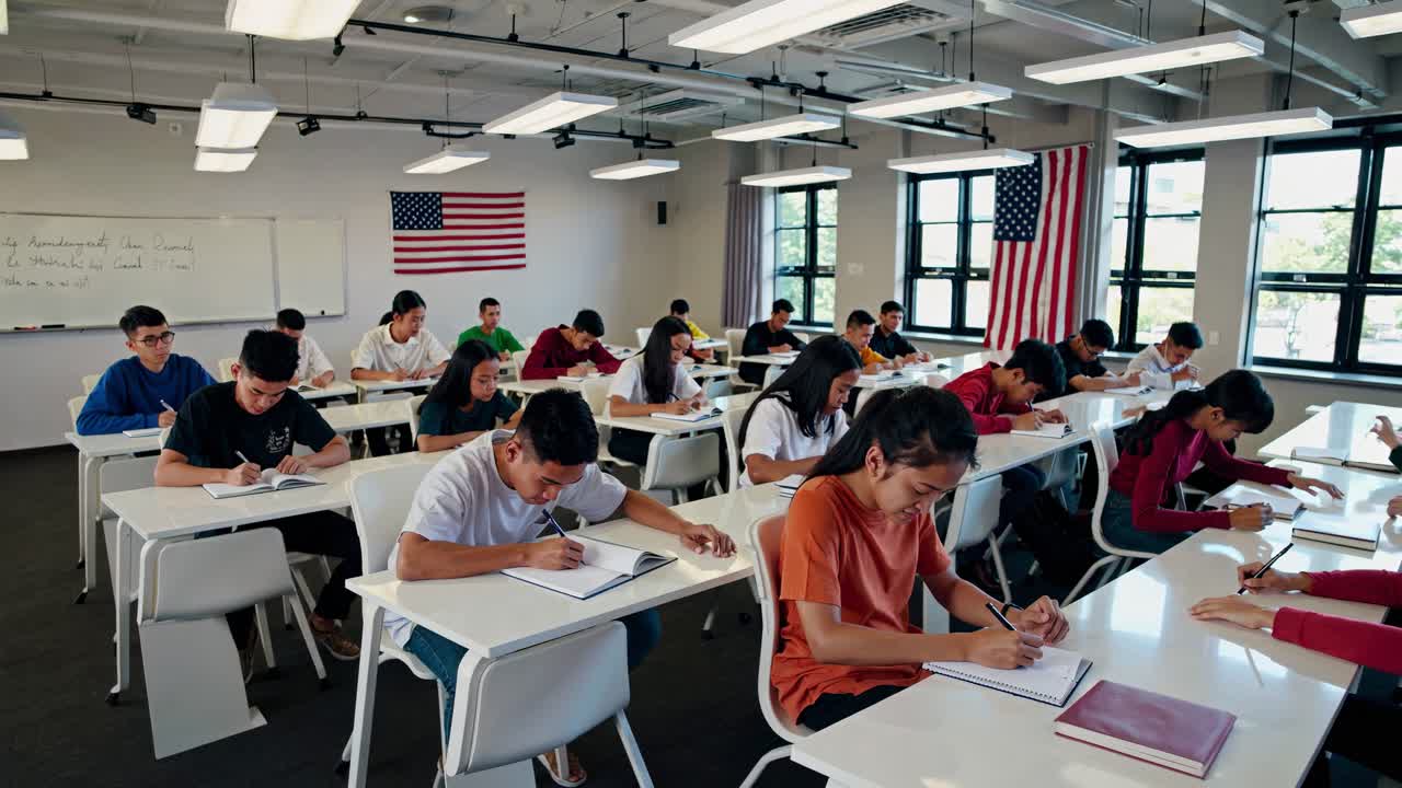 estudiantes en un aula estudiando