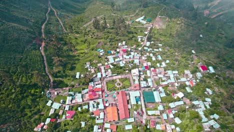 Luftdrohnenaufnahme-Aus-Den-Wolken,-Die-Das-Malerische-Dorf-Tapay-Im-Colca-Tal-Enthüllt