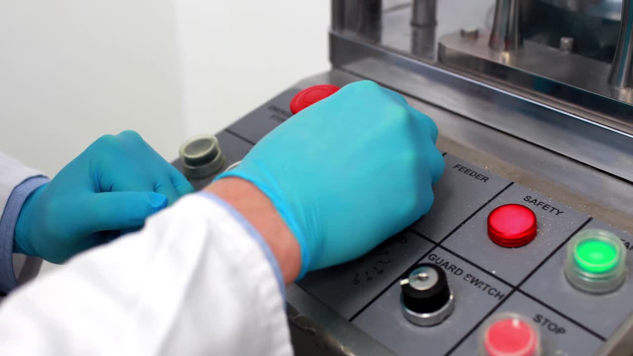 약을 만들기 위해 무거운 기계 를 사용하는 약사