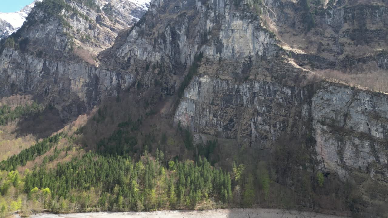 vista aérea hacia atrás de la cordillera en su inmensidad