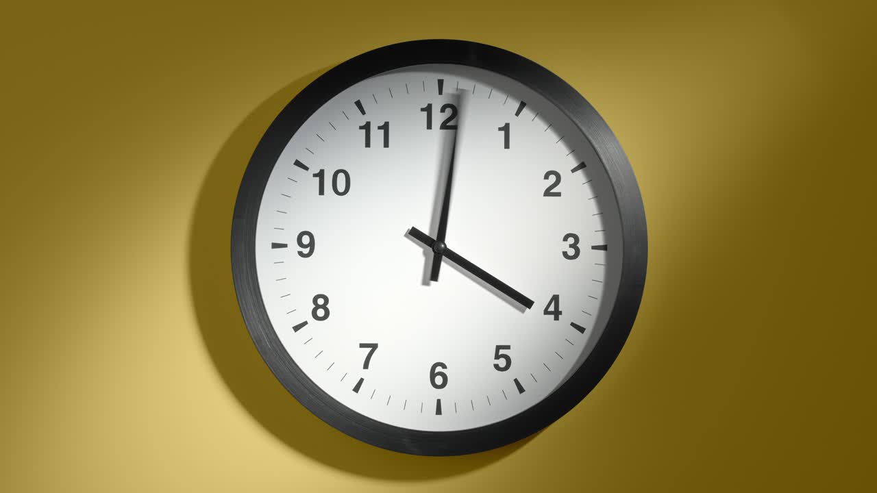 reloj en la pared amarilla en el lapso de tiempo