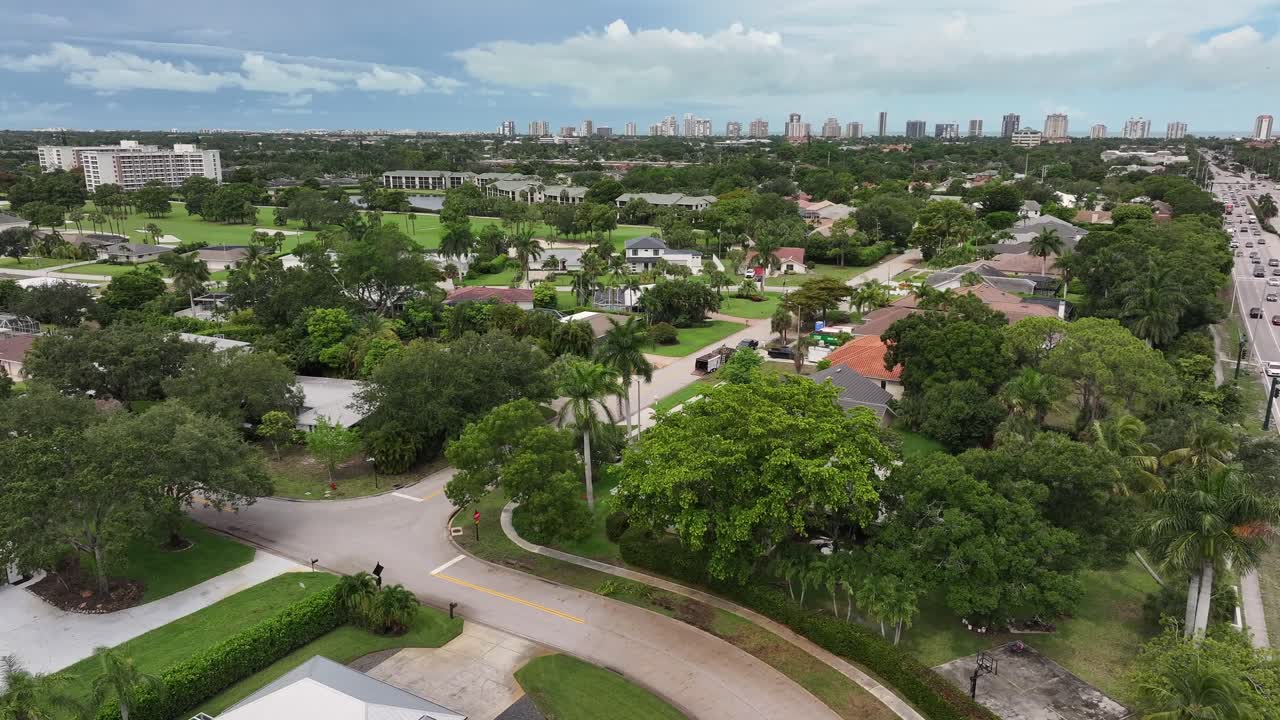 Quartiere americano con autostrada in Florida in una giornata nuvolosa