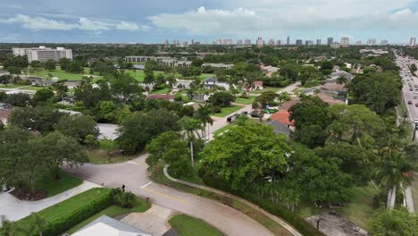 vecindario estadounidense con autopista en florida durante un día nublado