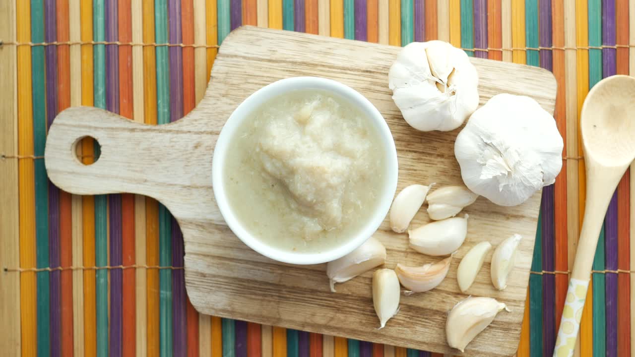 은 마늘 페이스트와 신선한 마늘