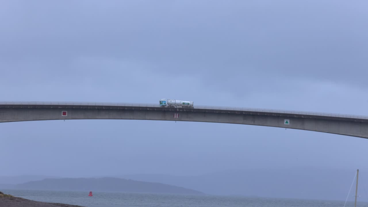 스카이 다리 섬을 지나가는 큰 트럭의 느린  촬영