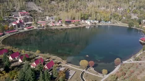 el lago kachura inferior, también conocido como lago shangrila, se encuentra en el pueblo de kachura en la ciudad de skardu a una altura de 2.500 metros, lagos en las áreas del norte de gilgit baltistán, pakistán