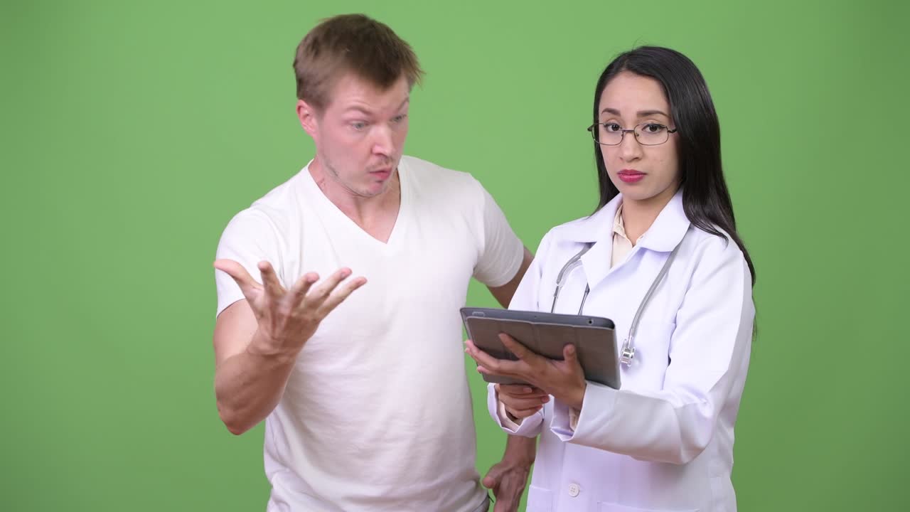 una joven médica asiática da consultas a un paciente joven.