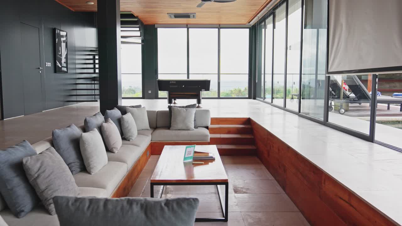 роскошная квартира с погруженной гостиной и домашним кинотеатром