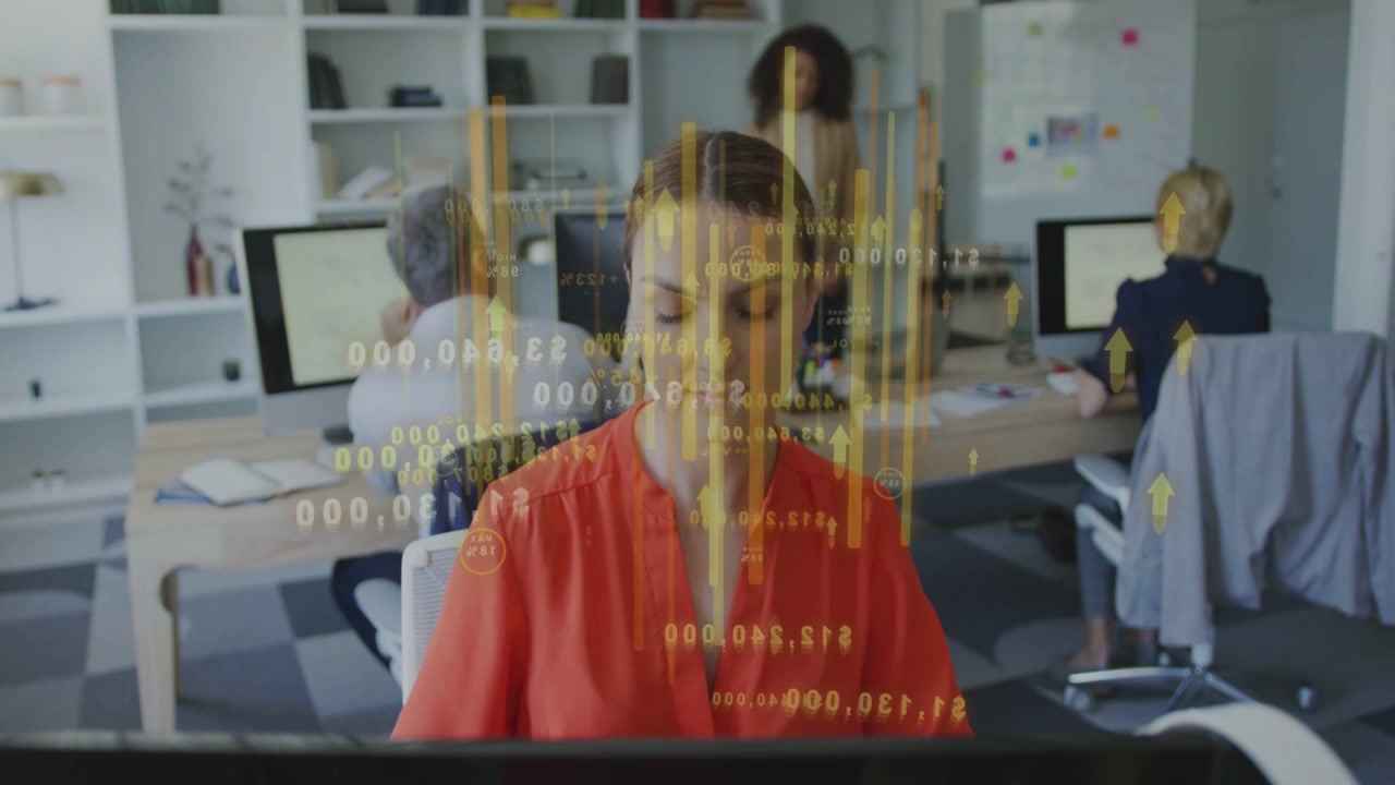 Analista di dati che digita e produce lingotti d'oro, con letture sul monitor mentre analizza le metriche aziendali.