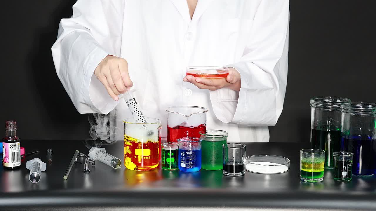 experimento científico con líquidos de colores