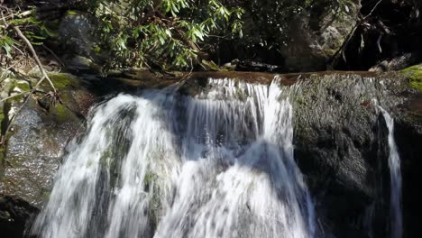 extracción aérea de una cascada furiosa en la cordillera de la cordillera azul