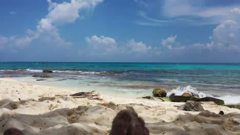 Aguas-Azules-Del-Caribe:-Majestuosas-Olas-Rompiendo-En-Una-Playa-Prístina