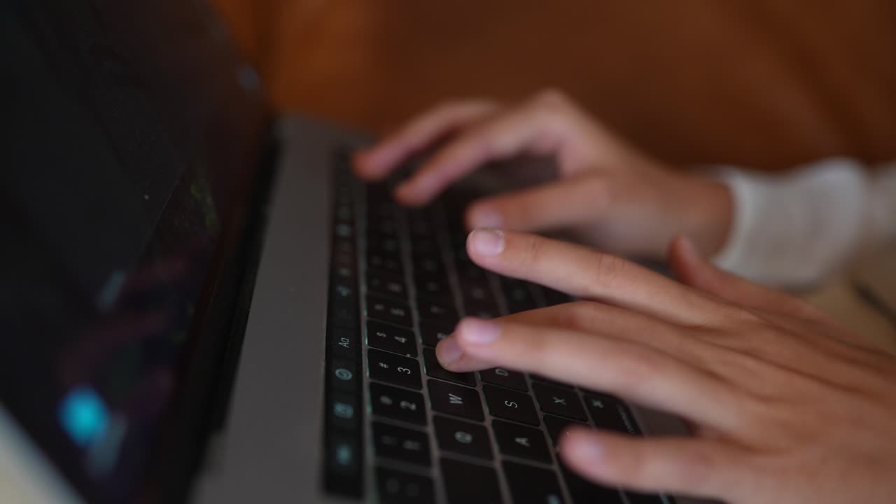 primer plano de las manos escribiendo en un teclado de portátil