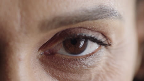 mujer madura de cerca abriendo los ojos mirando a la cámara arrugas femeninas