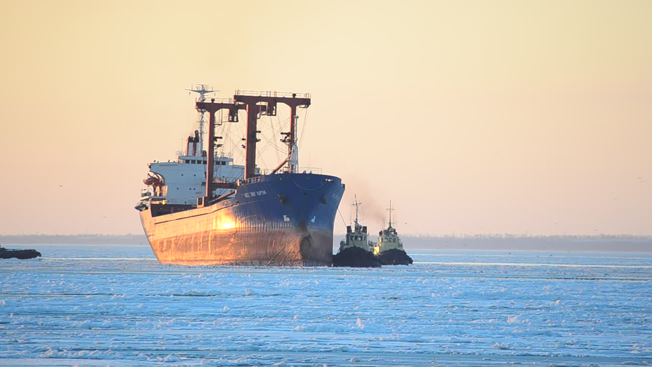 Escort of the ship. Swimming in ice