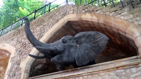 Toma-Panorámica-De-Una-Escultura-De-Elefante-En-La-Torre-De-Londres,-Gran-Bretaña