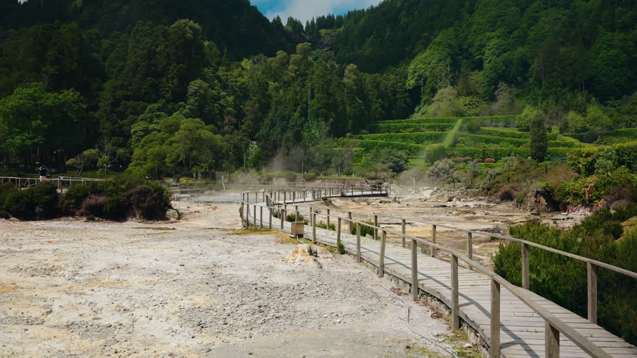 широкий панорамный снимок природных вулканических термальных кальдеров в фурнасе, остров сан-мигель, азорские острова - португалия