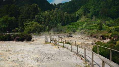 foto panorámica de las calderas térmicas volcánicas naturales en furnas, isla de san miguel, azores - portugal