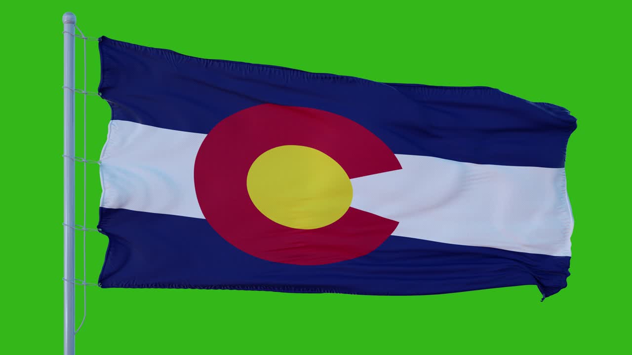 bandera del estado de colorado ondeando en el viento contra el fondo de la pantalla verde