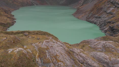 paisaje de el altar laguna cráter lago en la cima de la montaña volcánica en ecuador, vista aérea