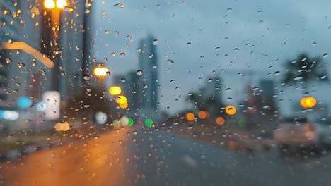 Conduciendo-Bajo-La-Lluvia-De-La-Madrugada-Capturado-Desde-La-Cámara-Del-Salpicadero-Del-Coche.