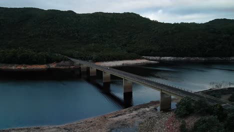 Wunderschöne-Drohnenaufnahme-Einer-Brücke-Auf-Dem-Lake-Burbury-In-Tasmanien,-Australien-Während-Des-Tages