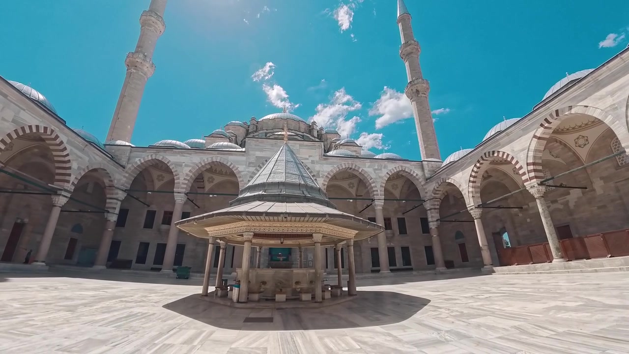 Cortile della storica Moschea di Suleymaniye a Istanbul
