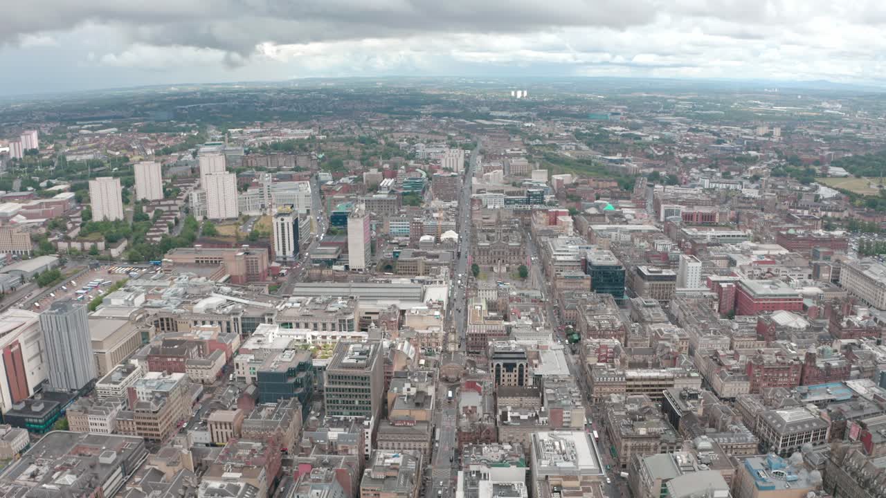 Carrellata in avanti con drone sulla Merchant City nel centro di Glasgow, Scozia