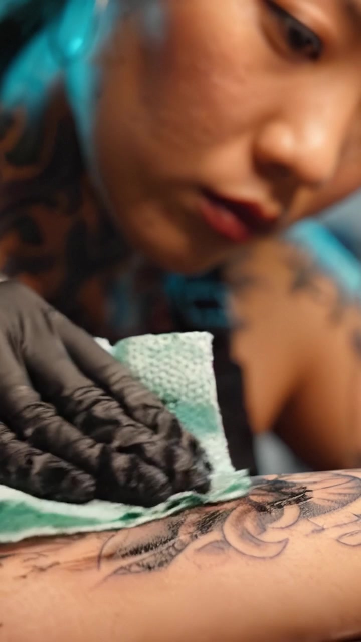 Arte del Tatuaje: El Proceso de Aplicación de Tinta y Cuidado Posterior Capturado a Través de Primeros Planos que Muestran Habilidad y Detalle en la Experiencia del Arte Corporal