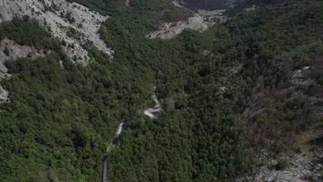 Video-De-Drone-De-Panorámica-Descriptiva-Frontal-En-La-Carretera-Sh21-En-Albania,-En-El-Camino-Hacia-El-Valle-Theth,-Terminando-Con-El-Monte-Korab-Como-Plano-Principal,-Se-Puede-Ver-La-Carretera-Con-Curvas-Y-Sin-Tráfico