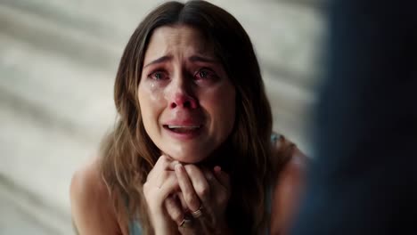 Una mujer llorando.