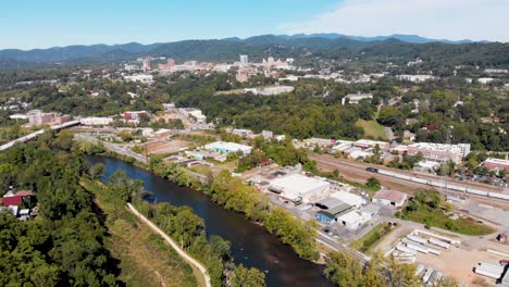 video aéreo de drones de 4k del patio de trenes del sur de norfolk y el distrito de artes fluviales a lo largo del amplio río francés en asheville, nc