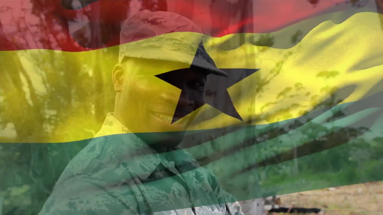 animación de la bandera de ghana sobre el feliz soldado afroamericano